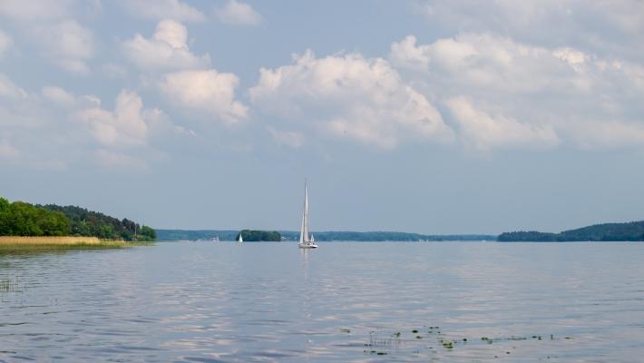 Ekoln är Mälarens nordligaste vik, som bjuder på vacker natur förutom Alnäs friluftsgård. Mälarvikarna är kända för sin idylliska natur och rika sjöfågelliv. Gokartcentret i Uppsala (36.