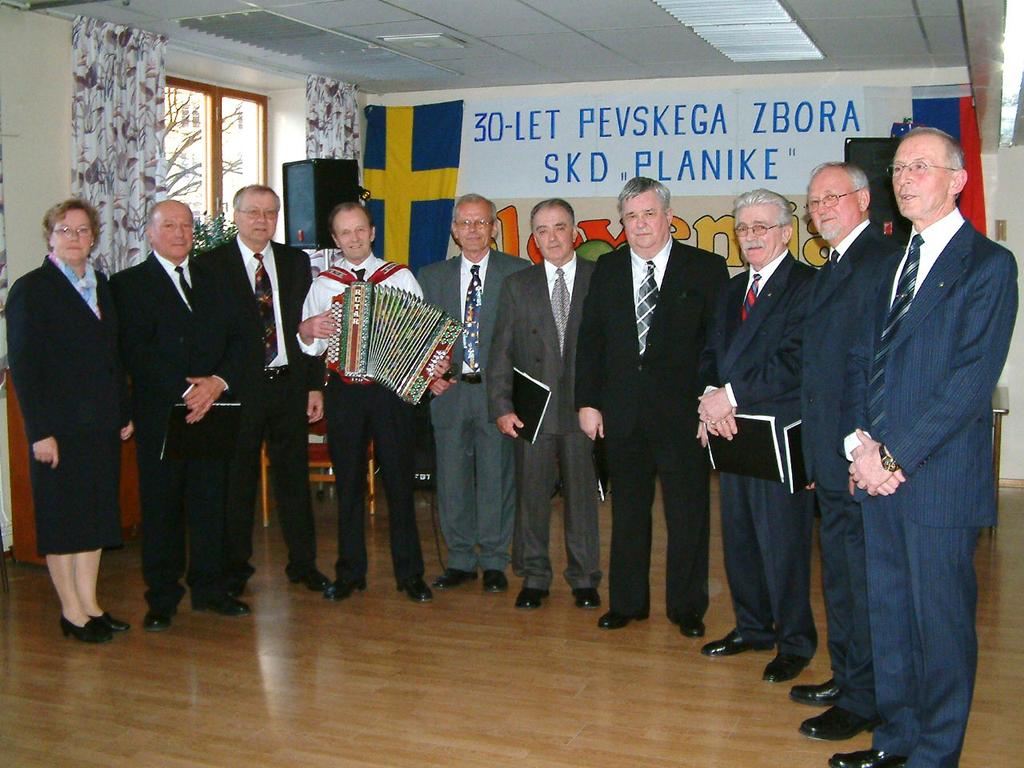 Leto 2006 - kulturni program in koncert Zbor oziroma kar je od njega ostalo, še vedno vodi Johannes Likar, ki pa ima na voljo samo še šest nastopajočih, med njimi tudi eno žensko.