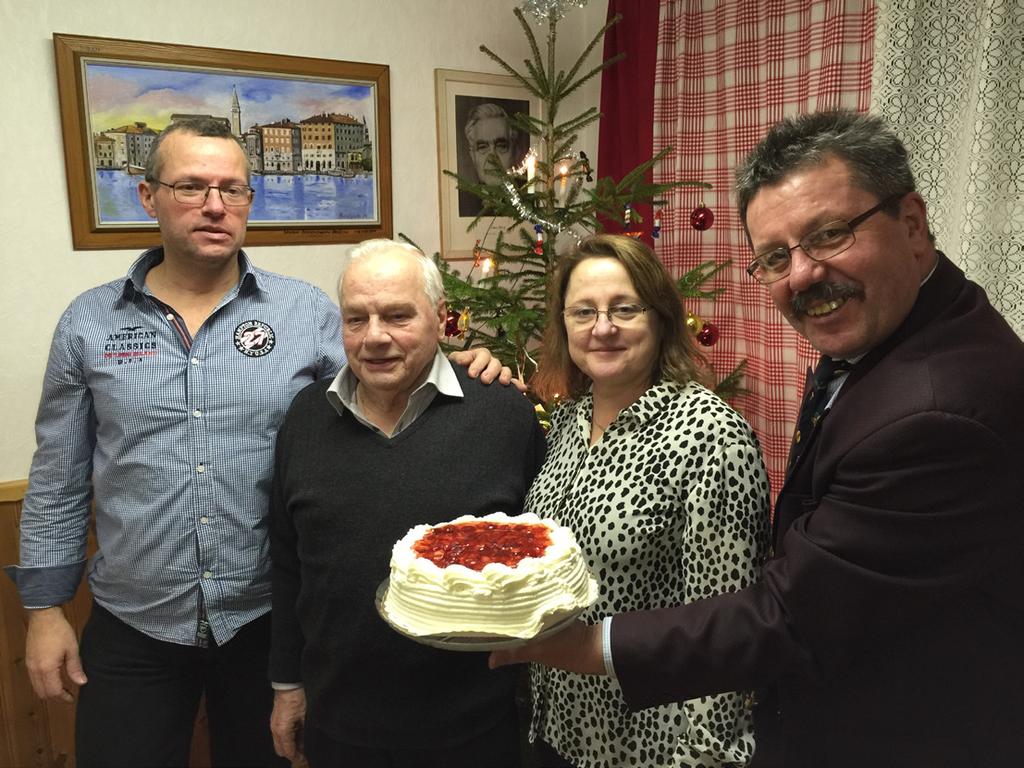 SLOVENSKO DRUŠTVO SIMON GREGORČIČ KÖPING Voščilo vsem, ki praznujete ABRAHAMA svojega prihoda na Švedsko Vsi, ki praznujete 50-obletnico, odkar ste odšli od doma, iz domovine Slovenije.