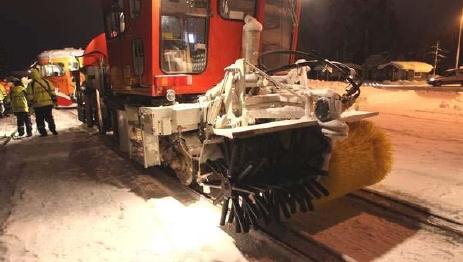 För att röja snö maskinellt så har trafikverket två olika typer av maskiner som utför detta. Den vanligaste typen är en snösopmaskin som fungerar som en snöslunga med mjukare borst.
