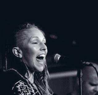 AKOSIA (Reggae) Musiken har sitt ursprung i Rootsreggaen, men även västafrikanska rytmer och pop färgar musiken.