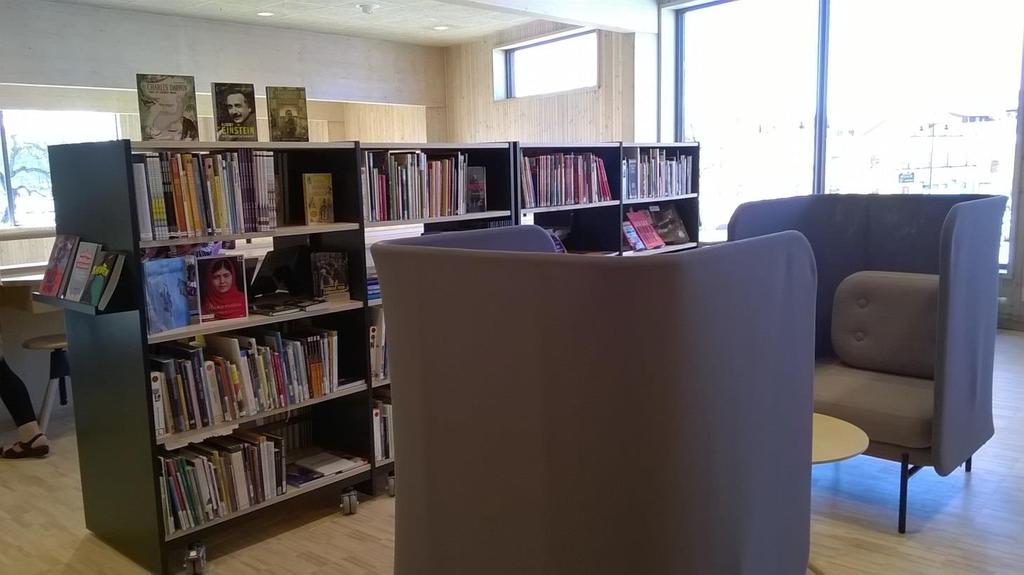 Skolbiblioteket på biblioteket i Askersund. Foto: Cecilia Ranemo. Aktiviteter Biblioteken har genom den nya bibliotekslagen fått fler uppgifter än att vara direkt medieförmedlande.