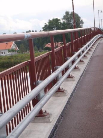 Figur 3.3.10.6. Bron över Dalälven, väg 807 med röda räcken. 3.3.10.7 Skyltar och signaler Skyltning kommer att ske enligt vägmärkesförordningen. 3.3.10.8 Vägmarkering Vägmarkeringar utförs enligt VGU Vägmarkering och vägkantsutmärkning.