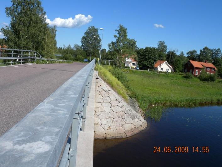 Anläggandet av nya bredare broar, viss breddning av vägen samt utbyggnad av gång- och cykelbanan kommer att medföra ett underskott av byggnadstekniskt bra massor.