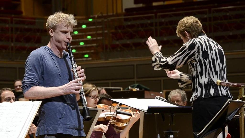 Inledning Under sommaren hörde jag Martin Fröst spela ett stycke, som jag blev väldigt förtjust i, skrivet av Rolf Martinsson. Stycket som var skrivet för klarinett och piano hette Suite Fantastique.