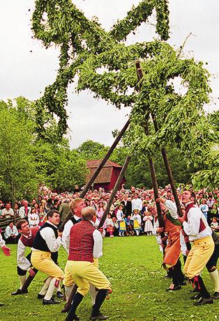 På midsommardagen och söndagen fortsätter dansen och marknaden. MIDSOMMAR PÅ SKANSEN www.skansen.