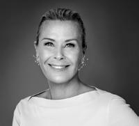 Since 1996 she has been designing jewellery for her own Efva Attling Stockholm brand. Amor Vincit Omnia is her first collection for Orrefors. EFVA ATTLING Efva Attling (f.