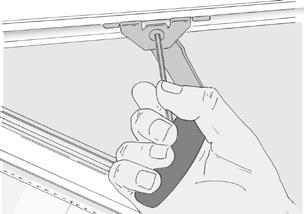 Fönstret stängs genom att bågen dras in mot karmen och handtaget vrids ner till lodrätt läge.