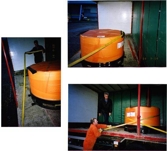 Varovanje tuljave Paleta je postavljena na protizdrsne trakove in je ni treba posebej pritrjevati. Tuljavo varujeta dva pre no pritrjena tekstilna trakova.