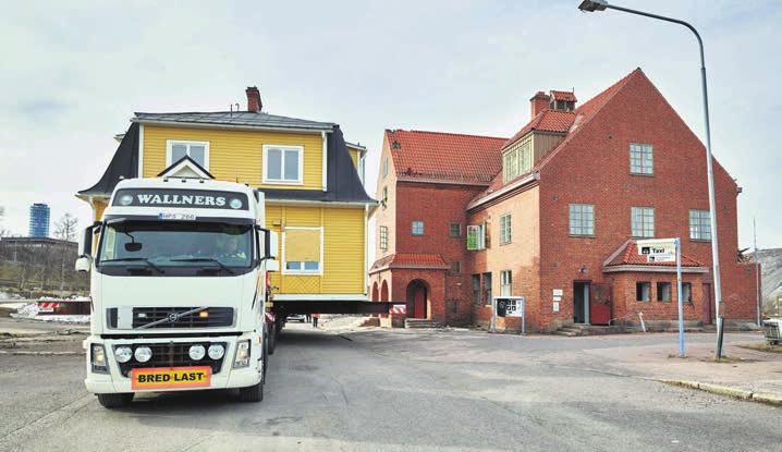 Först ut att flyttas var Arbetarbostaden B5 och näst på tur bläckhornshuset B53. FOTO: HANS-OLOF UTSI Arbetarbostaden, ett av de mindre husen som flyttas, väger 82 ton.