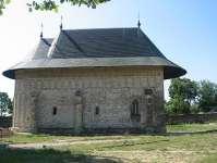 cel Orb şi Petru Rareş, închinând biserica la picioarele Mântuitorului, care este aşezat pe tron.