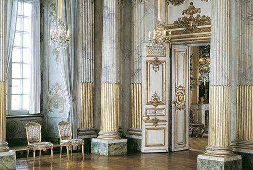 KUNGLIGA SLOTTET OCH ETNOGRAFISKA MUSEET Välkommen till ett av Europas största och mest levande slott! Kungliga slottet i centrala Stockholm är H.M. Konungens officiella residens och väsentliga delar av monarkins representation äger rum här.