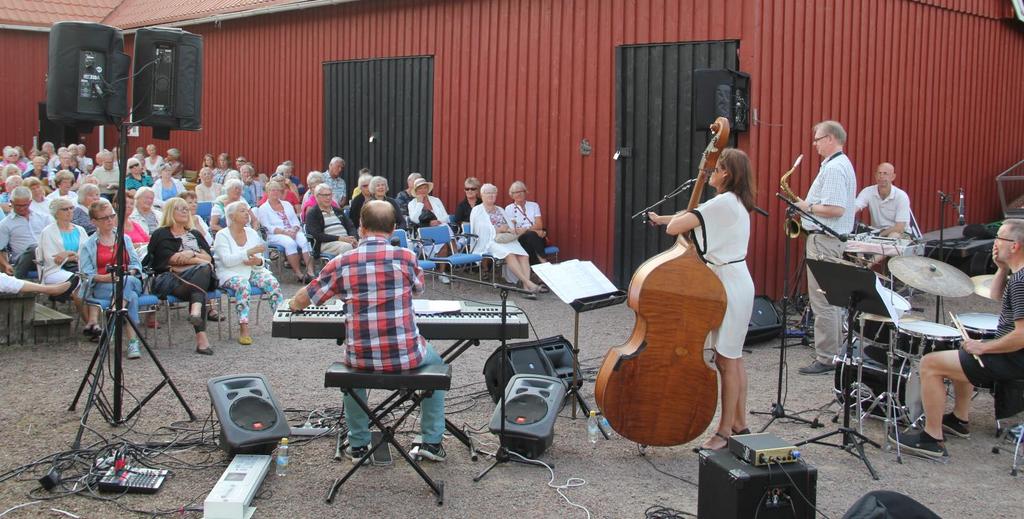 Dusch & Tvättstuga I Gula Huset finns duschar, dam- och herravdelning. I samma byggnad finns tvättmaskiner och torktumlare.