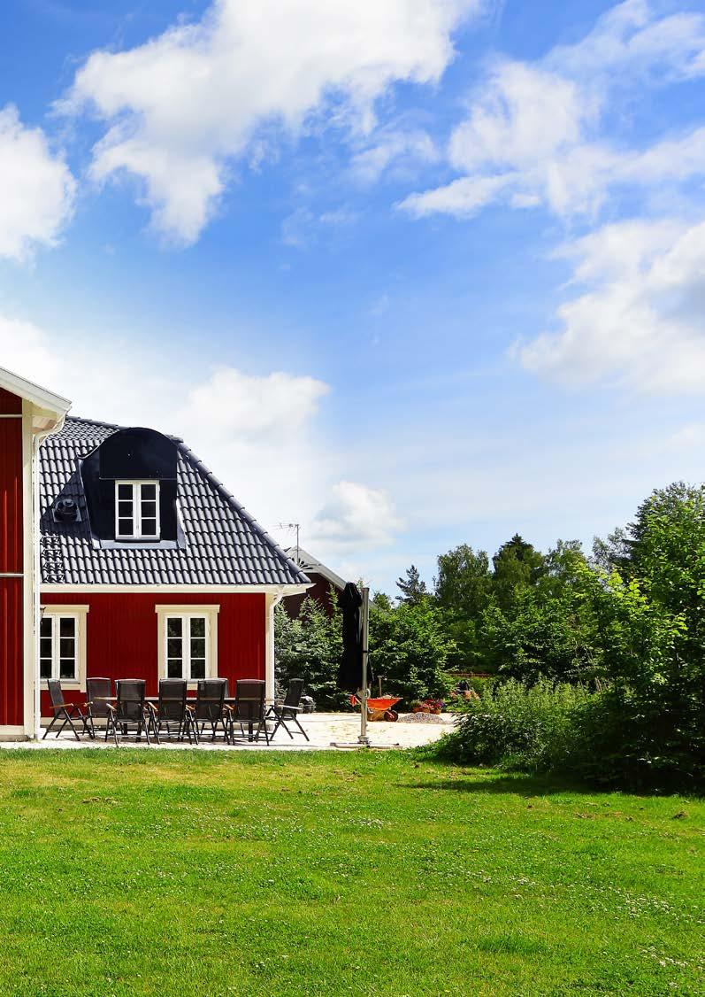 Herrgård Hemkänsla i herrgårdsstil med välkomnande entré och generösa ytor. MAJESTÄTISKT MED STOR TERASS Byggnadsstilen har sina rötter i herrgårdar från 1700-talet.