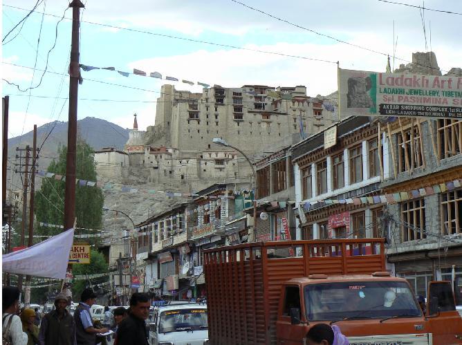 I Ladakh understiger höjden ingenstans 3000 meter över havet och de höga bergen omfattar även lägre bergsryggar som alla går i riktning nordväst sydost.