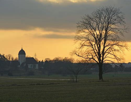 SAMRÅDSUNDERLAG ODENSALA-ÖVERBY 57 Figur 41. Alternativ 5, vy mot väst och Älgesta. Figur 42. Kyrkomiljö vid Ärlinghundra kyrka (Landskapsbildsskydd). som omfattas av landskapsbildsskydd, se Figur 42.