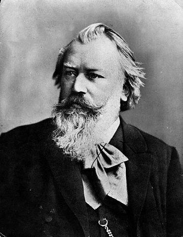 Brahms föddes i en fattig musikerfamilj i Hamburg, han fick pianolektioner från sju års ålder och började tidigt att komponera pianomusik.