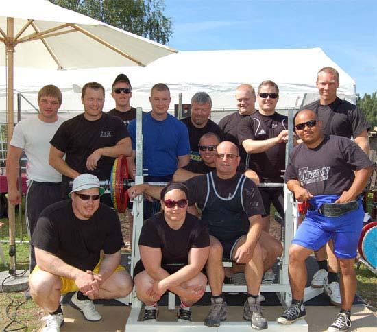[19-06-2009] ÅKK sommar RAW 4 lockade tretton deltagare och bjöd på fina lyft i strålande solsken. Traditionsenligt arrangerade ÅKK igår en bänkpresstävling hemma hos Ove Lehto.