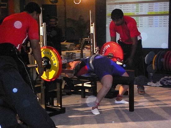 I knäböjen så satte han alla sina tre lyft med hela 305kg i sista, redan där 25kg putsning av rekord serien.