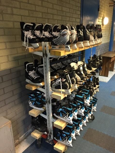 nu kan låna skridskor, hjälm, handskar och klubba inför passen. Vi har under året haft 2 pass i veckan på tisdagar och torsdagar med hockeyledare från Tumba Gymnasiums hockeyprofil.