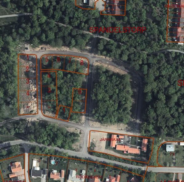 I Lyckeby finns service som vårdcentral, offentlig och kommersiell service, högstadieskola mm. Bastasjö friluftsområde ligger 1 km norrut.