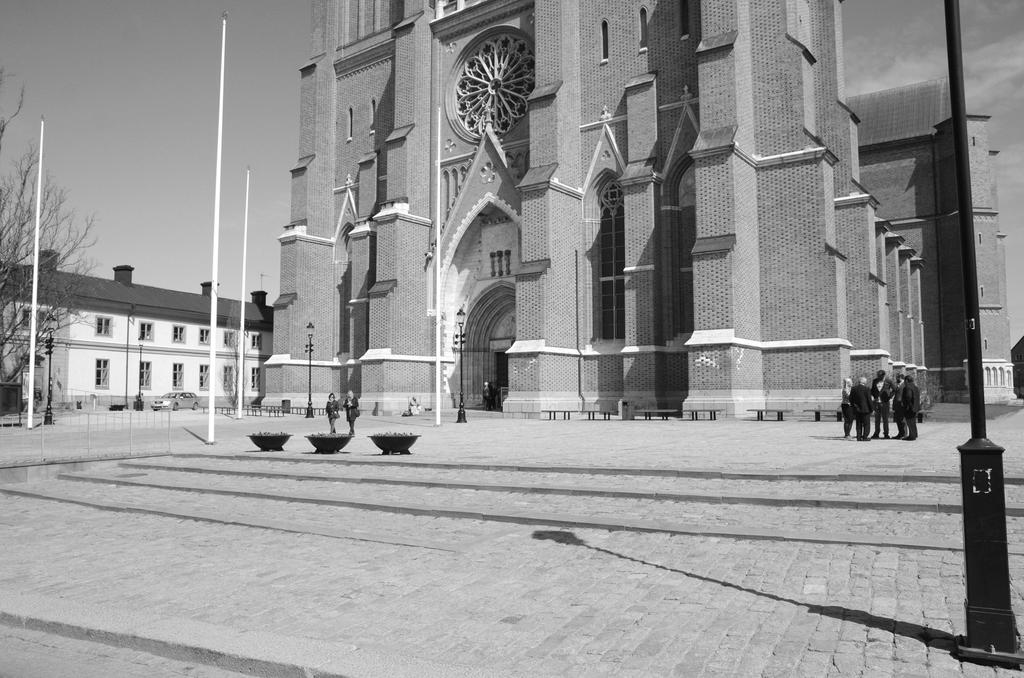 Bordet och Ordet Tänk dig a* du går av tåget i Uppsala, på håll ser du de bägge kyrktornen. Du går närmare och den monumentala byggnaden tornar upp sig framför dig.