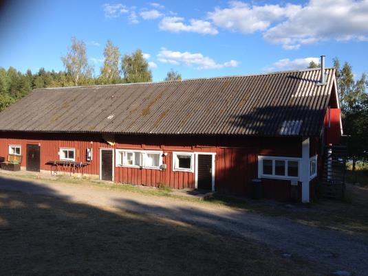 erforderlig standard. Byggnaden har sett mer eller mindre likadan ut sedan den byggdes på 60- talet med tvättrännor och öppna duschar.