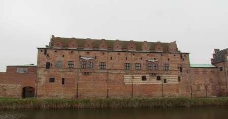 Malmöhus slott Malmöhus slott var ursprungligen ett kastell, en borg, bakom höga ringmurar.