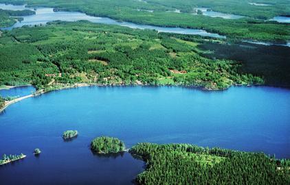 på gränsen mellan Östergötland och Småland. Sveriges 20:de största sjö. Sommen är känd för sitt klara, näringsfattiga vatten, i vilket man vid goda förhållanden kan se uppåt 8-10 meter.