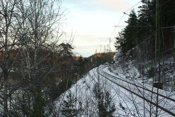 delsträcka C - promenad på brygga längs saltsjöbanan Brant sluttning mellan spåren och vattnet 2m Sektion C -