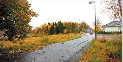 Du bor med naturen runt husknuten, men tar dig till samhällets centrum på