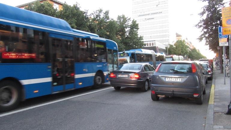 Identifierade problem För tätt mellan hållplatser Rutiner för på- och avstigning, biljetthantering fördröjer tid vid hållplats Förarbyte utmed linjen Trånga gaturum och korsningar = onödigt låg