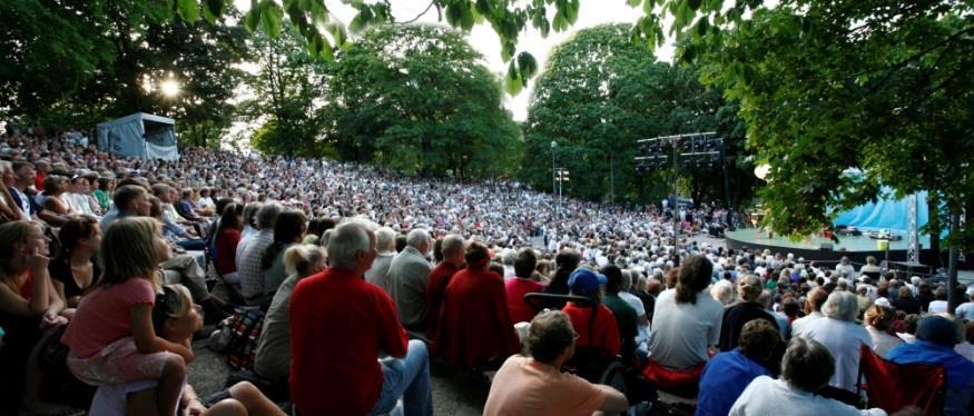 21 (62) finns också att de kulturella aspekterna reduceras till att endast handla om bevarandefrågor som rör det materiella kulturaravet. Parkteater i Vitabergsparken 2006. Fotograf: Yanan Li. 2.3.