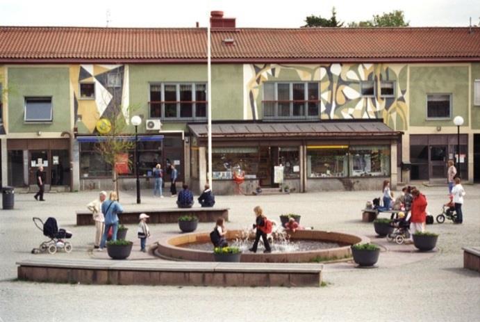 34 (62) Årsta torg (färdigt 1953) med väggmålningar, butikslokaler i bottenvåningar, konstverk och konstnärsateljéer.