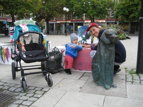 42 (62) diskussioner också bidragit till fördjupad kunskap om torget t.ex. var människor vill sitta. 56 Människor i interaktion med tillfällig arkitektur på torget i Kärrtorp.