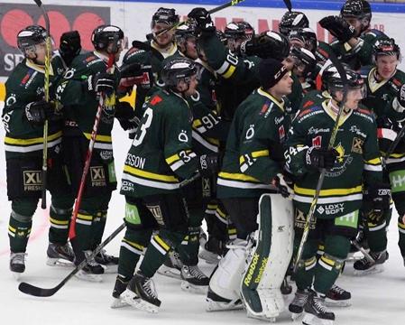 Ifjol hade vi 140 killar och tjejer i vår hockeyskola och 65 tjejer i vår tjejhockeyskola. Östersund IK är unika i Sverige med att alla barnen spelar lika mycket ända till U16.