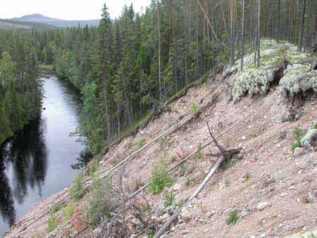 Vad är jordras och bergras? 37 Ett ras är en massa av sand, grus, sten eller block eller en del av en bergslänt, som kommer i rörelse. De enskilda delarna rör sig fritt i förhållande till varandra.