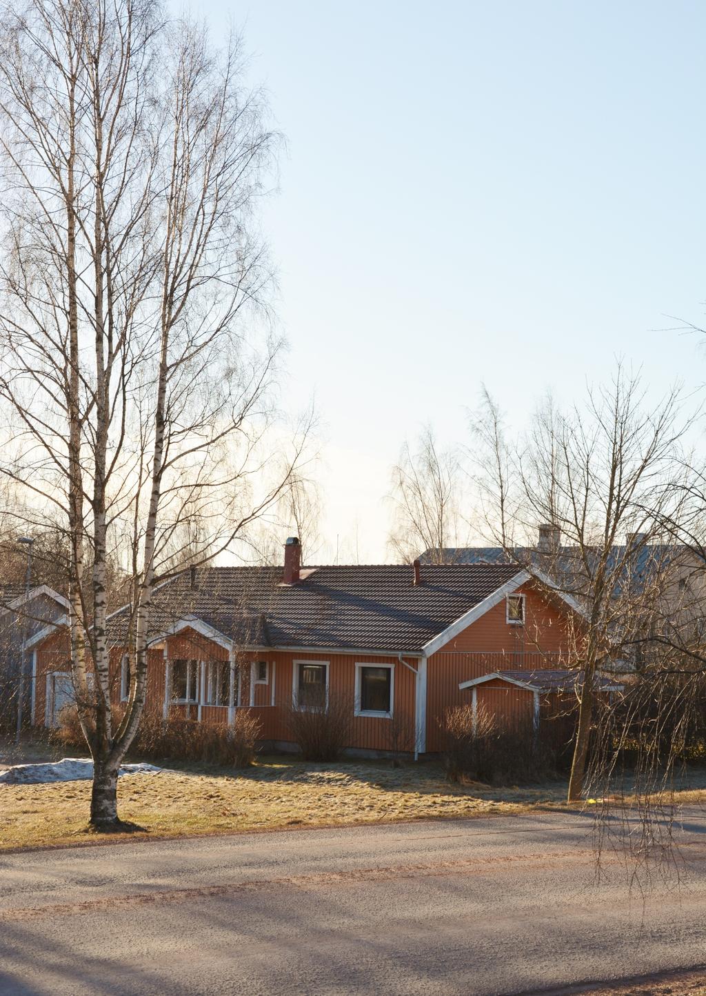 ostadshus vid Hemåkersgränd 5 i Mariehamn. Bostadshus i I-plan från 1989, ca 149 m2 + loft ca 40 m2, 5 rum och kök samt fristående garage/förråd.