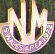 N.U.M S. Wales area 1972, the National Union of Mineworkers (svenska: den Nationella unionen för kolsektorerna) NUM South Wales område.