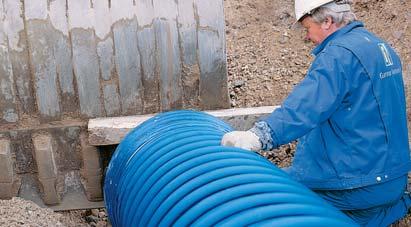 4) Uponors ventilationsrör monteras normalt med hjälp av två stycken lyfttaljor som fästs vid kedjor runt röret.