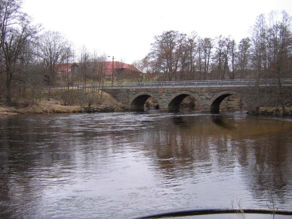 Bottenfauna i Säveån 2009 En undersökning av bottenfaunan inom tre områden mellan Lerums kyrka och Hedefors inför reservatsbildning Bron vid Lerums kyrka.