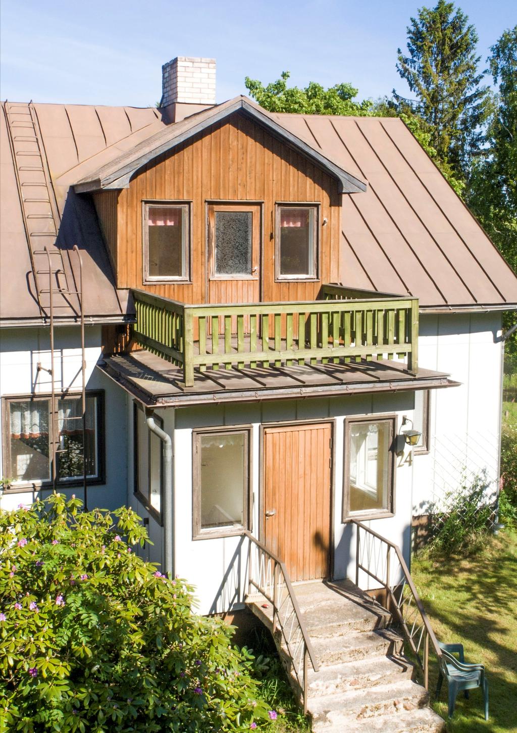 ostadshus med garage i Kroklund, Saltvik. Bostadshus i I1/2-plan på fullständig källarvåning ifrån 1957.