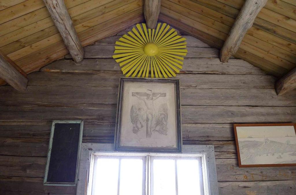 Snöans kapell, Umeå kommun, Västerbottens län Interiör mot öster. Ovan korfönstret hänger altartavlan från 1882 och en sentida strålsol.