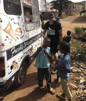 Kollegor som kommer och lämnar dryck och mat eller bara snälla lappar då man sover på sjukhuset. Familjen. Missionsfamiljen kallade dom afrikanska kollegorna oss för.