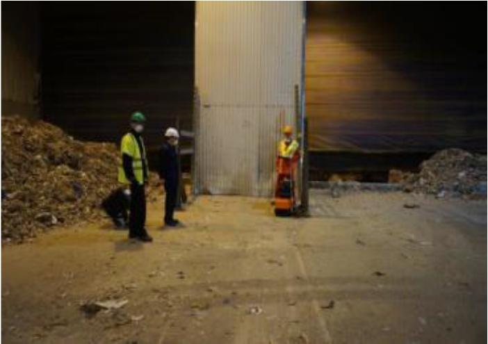 Figur 10 Industriavfall-Tippficka-Inne Sållhus I sållhuset (Figur 11, Figur 12) sållas de större delarna av träflis och de icke brännbara objekten tas bort innan resterande del av bränslet