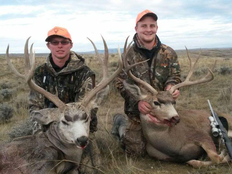 Pronghorn antilopen trivs bäst på det öppna prärielandskapet medan Åsnehjorten uppehåller sig i mer kuperade och klippiga områden, det kan bli ganska långa skjutavstånd så vapnen är