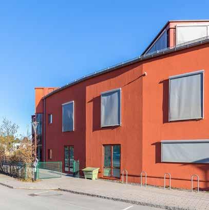 Bostadsområdet är relativt nyexploaterat och skolans omgivning utgörs av radhus, flerbostadshus samt stor grönyta med damm.