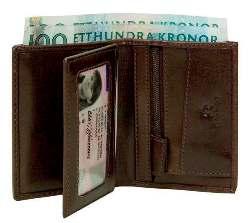 PRIS 224 SEK 64443 9x11 cm Färg Brun, svart Jeans plånbok med slejf, 4 fack, 7 kreditkortsfack, körkortsfack, myntfack & 2 sedelfack.