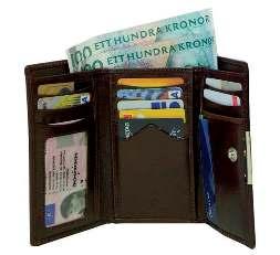 PRIS 338 SEK 64447 9,5x16 cm Färg Brun, svart Herrplånbok med 5 fack, 15 kreditkortsfack, körkortsfack, myntfack & sedelfack.