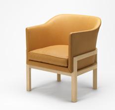 MK10040 EASY CHAIR 51 MOGENS KOCH 1936 55 75 cm 67 cm 44 cm FÅTÖLJER FOTPALLAR Stativ: massivt trä Sits/rygg: flamhärdigt kallskum CMHR Dyna: europeiskt dun MK10040 Ek/lädergrupp B Ek/lädergrupp C